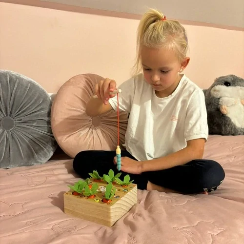 Kruzzel montessori dřevěná vzdělávací hra 2 v 1 mrkvová zahrádka