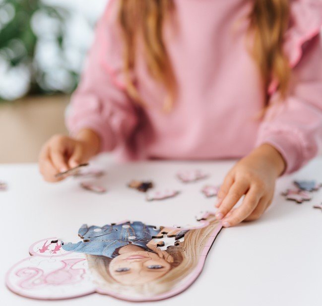 TREFL Wood Craft Junior puzzle Krásná Barbie 50 dílků