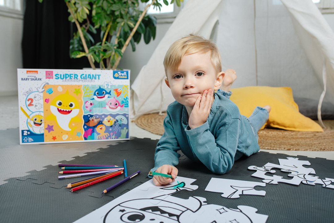 TREFL Oboustranné puzzle Baby Shark SUPER GIANT 15 dílků