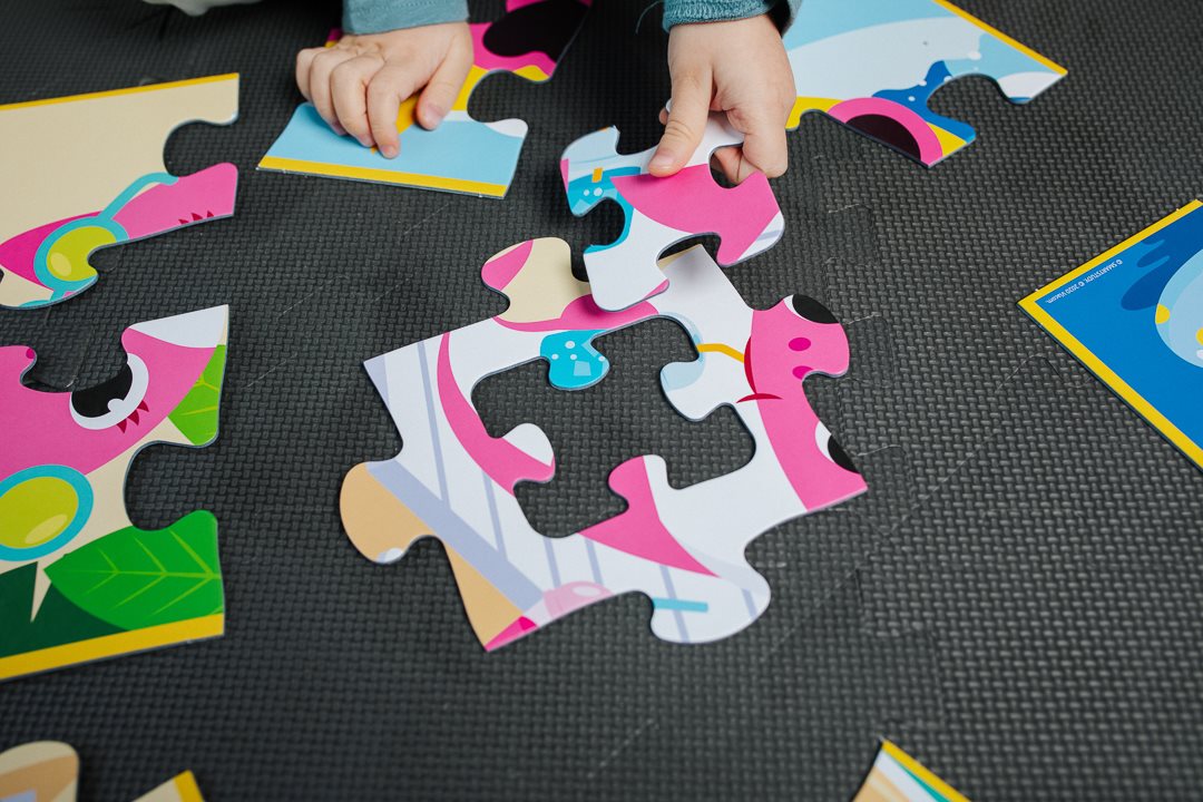 TREFL Oboustranné puzzle Baby Shark SUPER GIANT 15 dílků